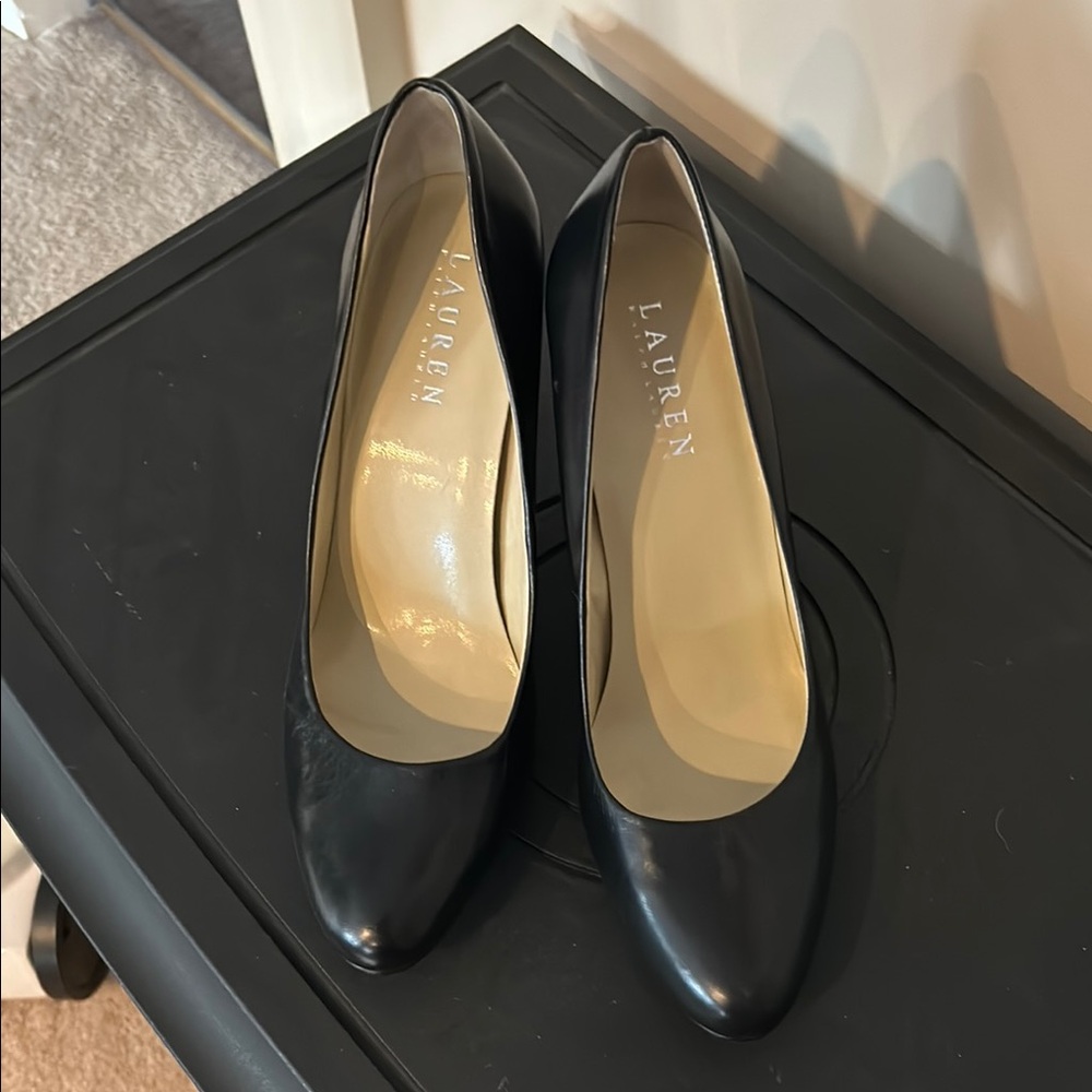 Black Heels with Pointed Toe and Glossy Finish